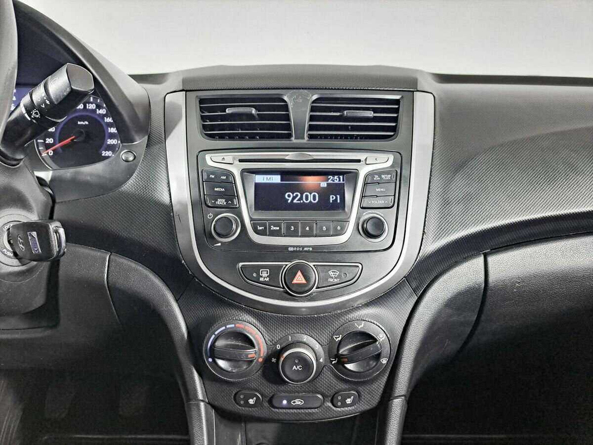 Hyundai Solaris с пробегом — 2014 год. Фото: #11