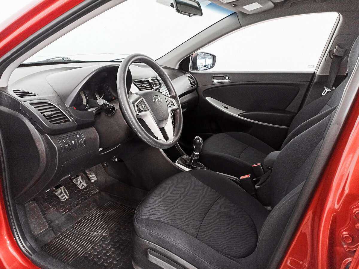 Hyundai Solaris с пробегом — 2012 год. Фото: #11