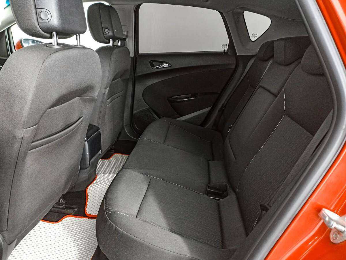 Opel Astra с пробегом — 2012 год. Фото: #8