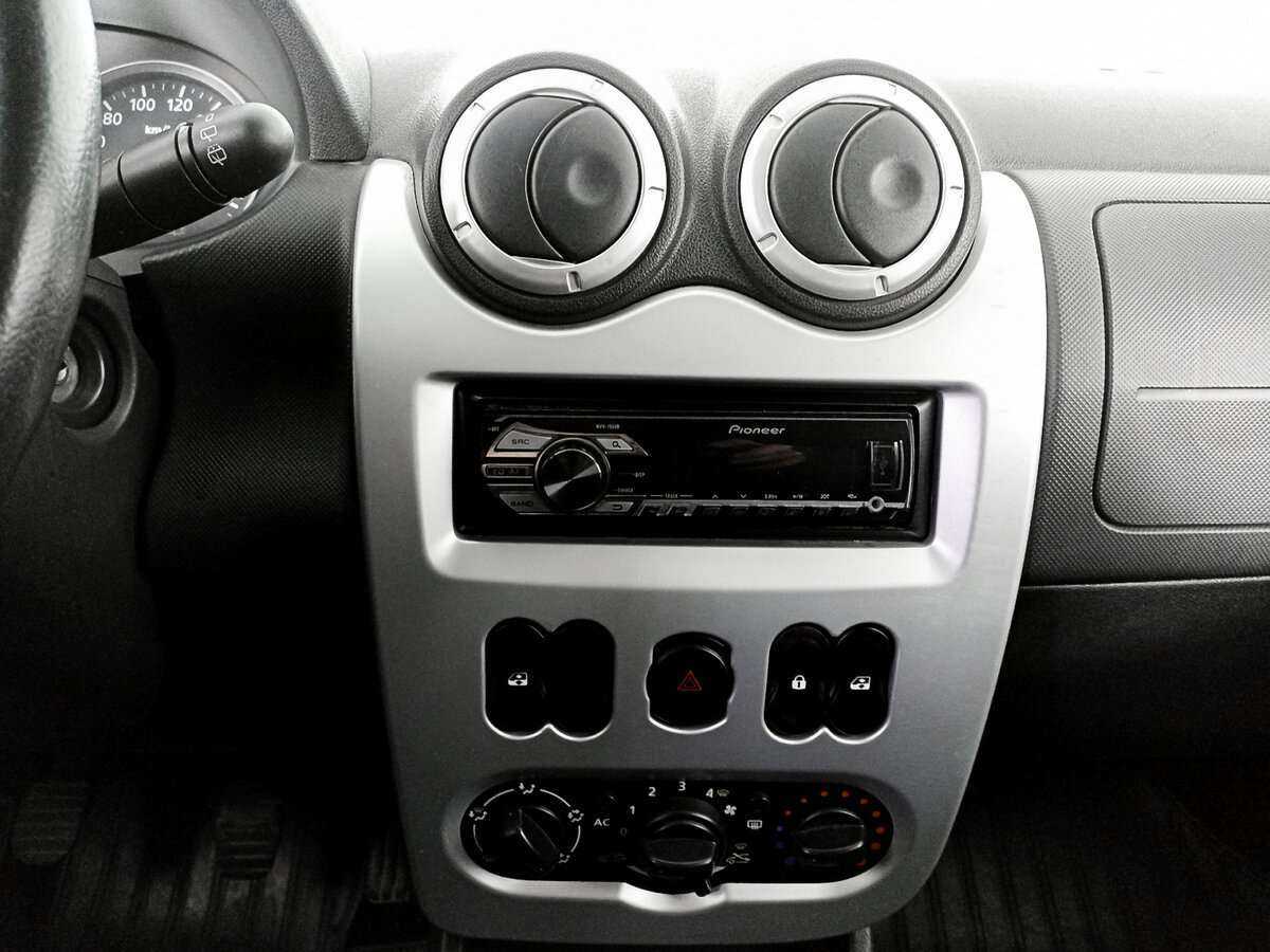 Renault Sandero с пробегом — 2013 год. Фото: #10