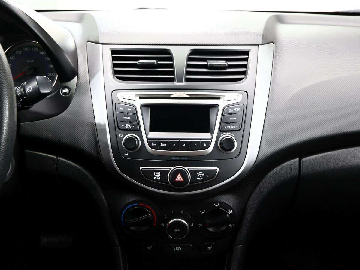 Hyundai Solaris с пробегом — 2015 год. Фото: #9