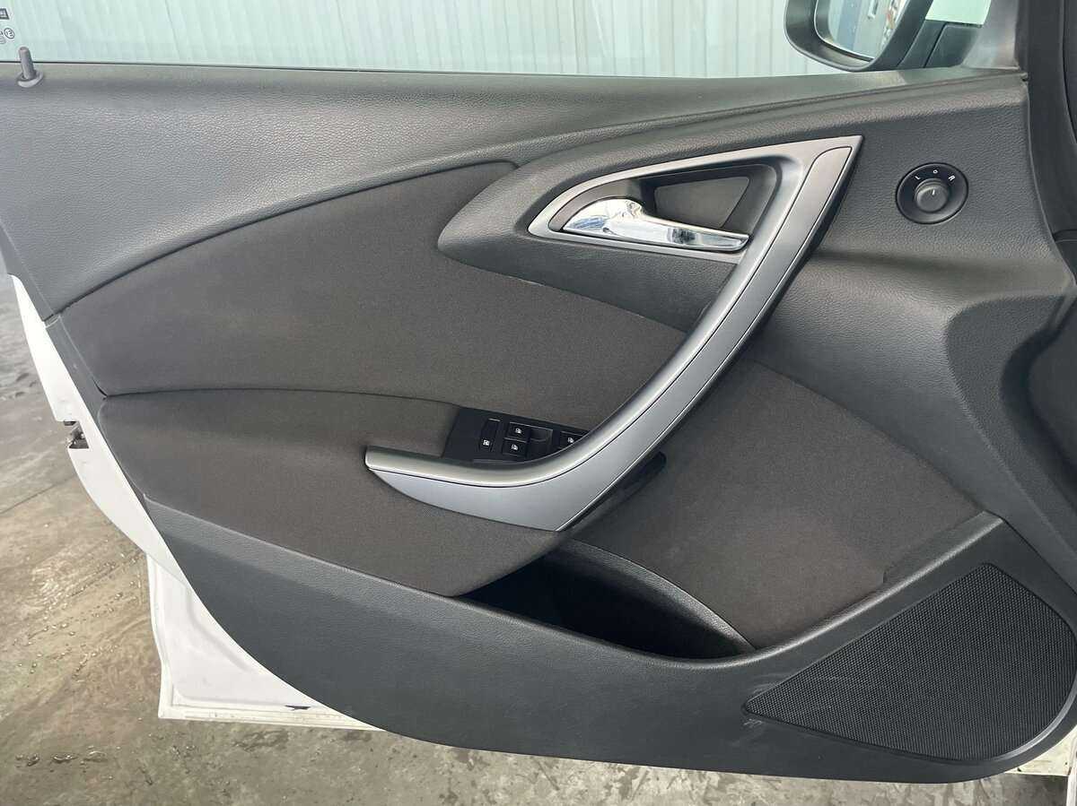 Opel Astra с пробегом — 2012 год. Фото: #19