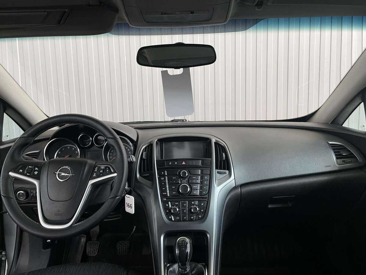 Opel Astra с пробегом — 2012 год. Фото: #6