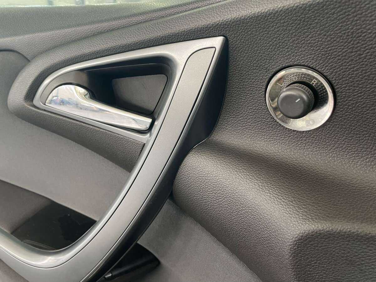 Opel Astra с пробегом — 2012 год. Фото: #18