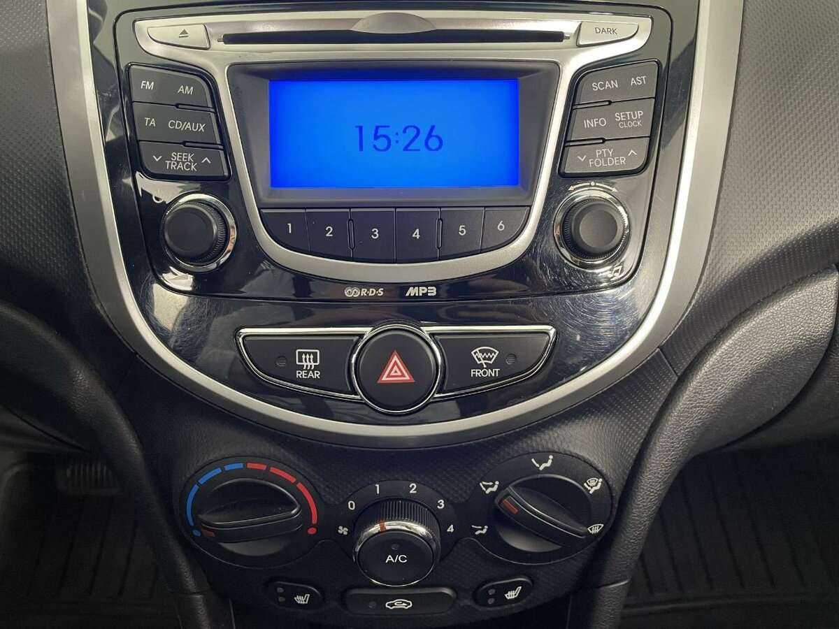 Hyundai Solaris с пробегом — 2012 год. Фото: #11