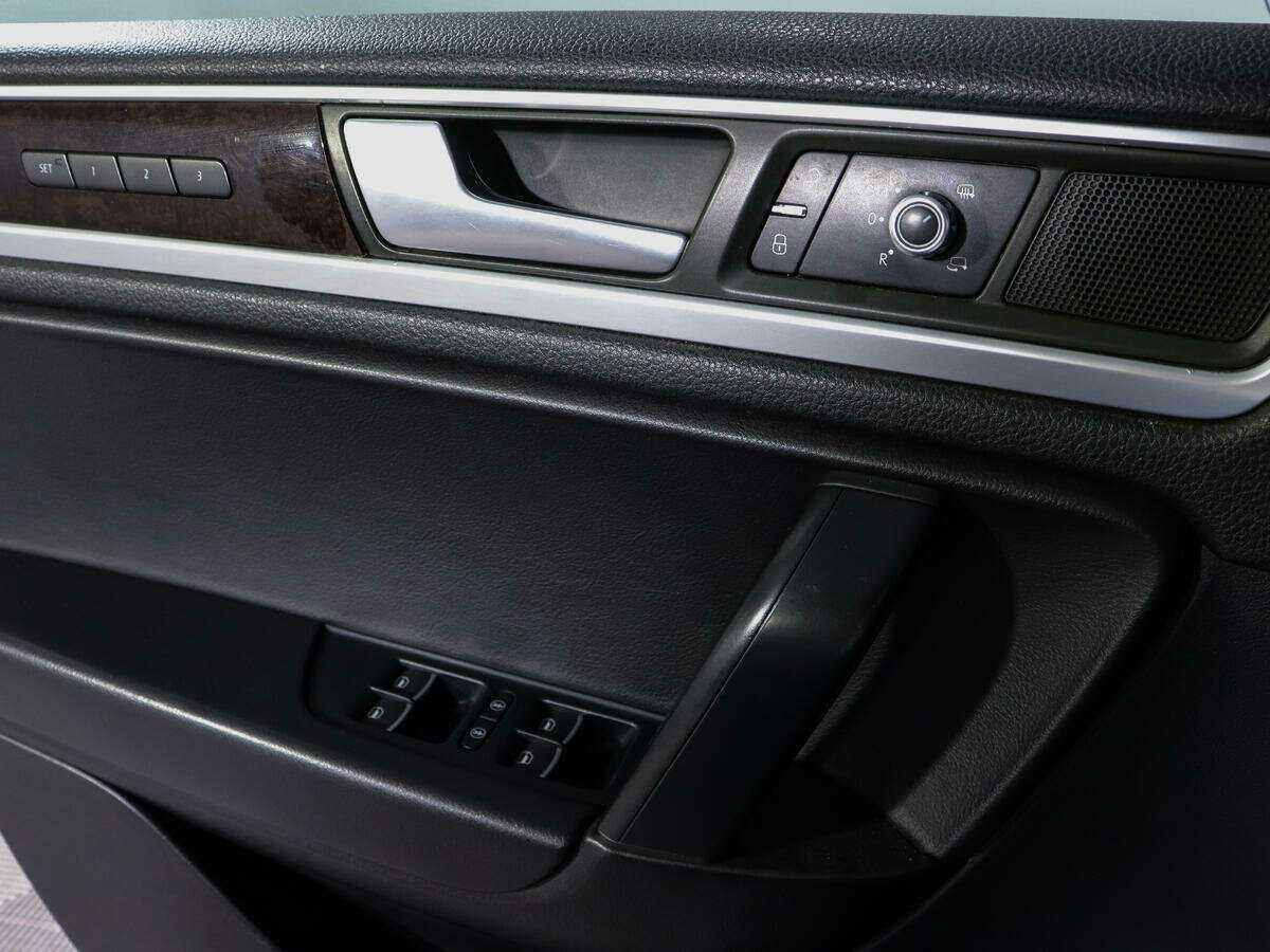 Volkswagen Touareg с пробегом — 2012 год. Фото: #18