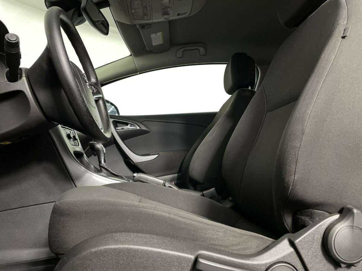 Opel Astra с пробегом — 2013 год. Фото: #9