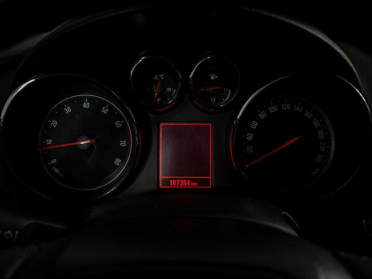 Opel Astra с пробегом — 2013 год. Фото: #10