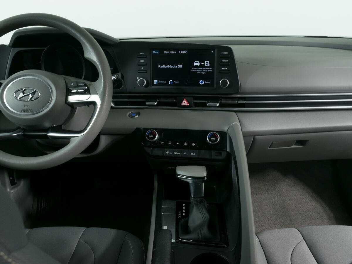 Hyundai Elantra с пробегом — 2021 год. Фото: #9