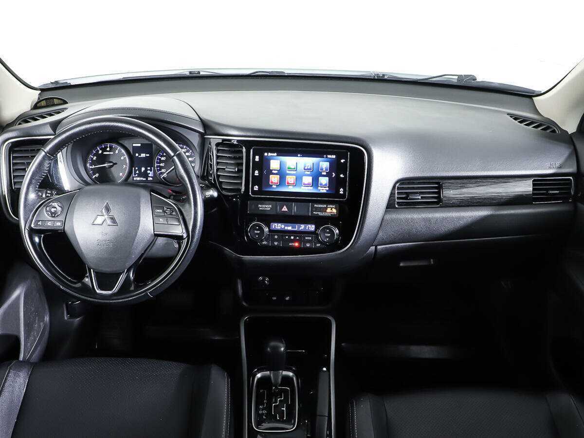 Mitsubishi Outlander с пробегом — 2017 год. Фото: #10