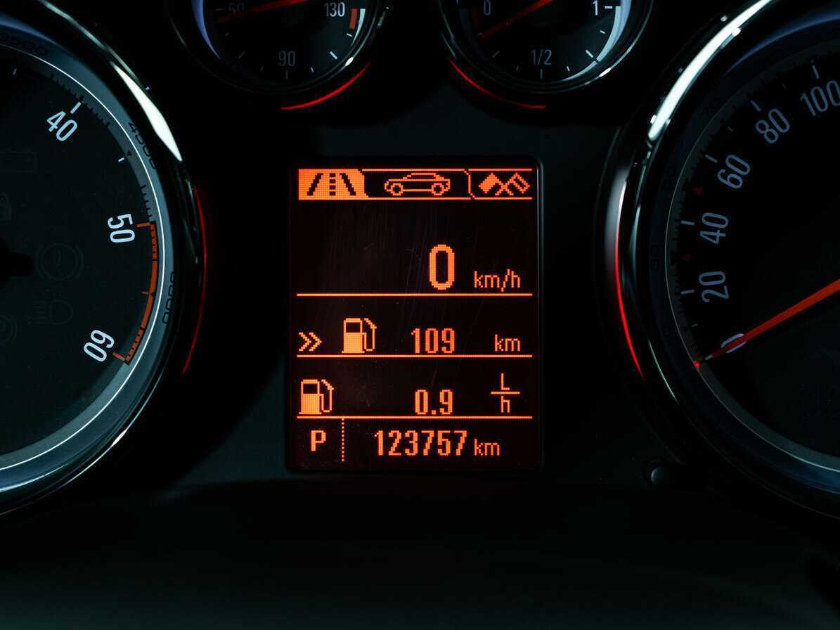 Opel Astra с пробегом — 2013 год. Фото: #19