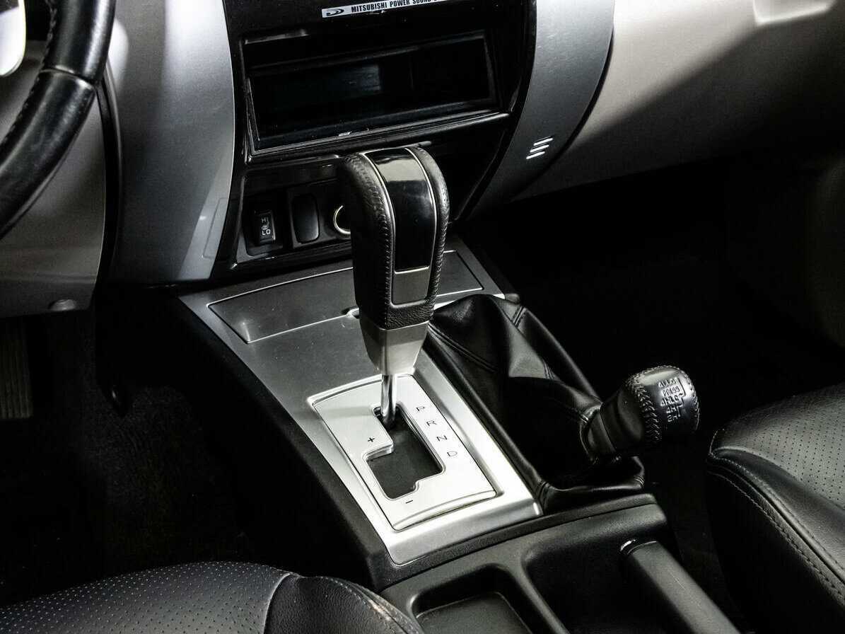 Mitsubishi Pajero Sport с пробегом — 2013 год. Фото: #12