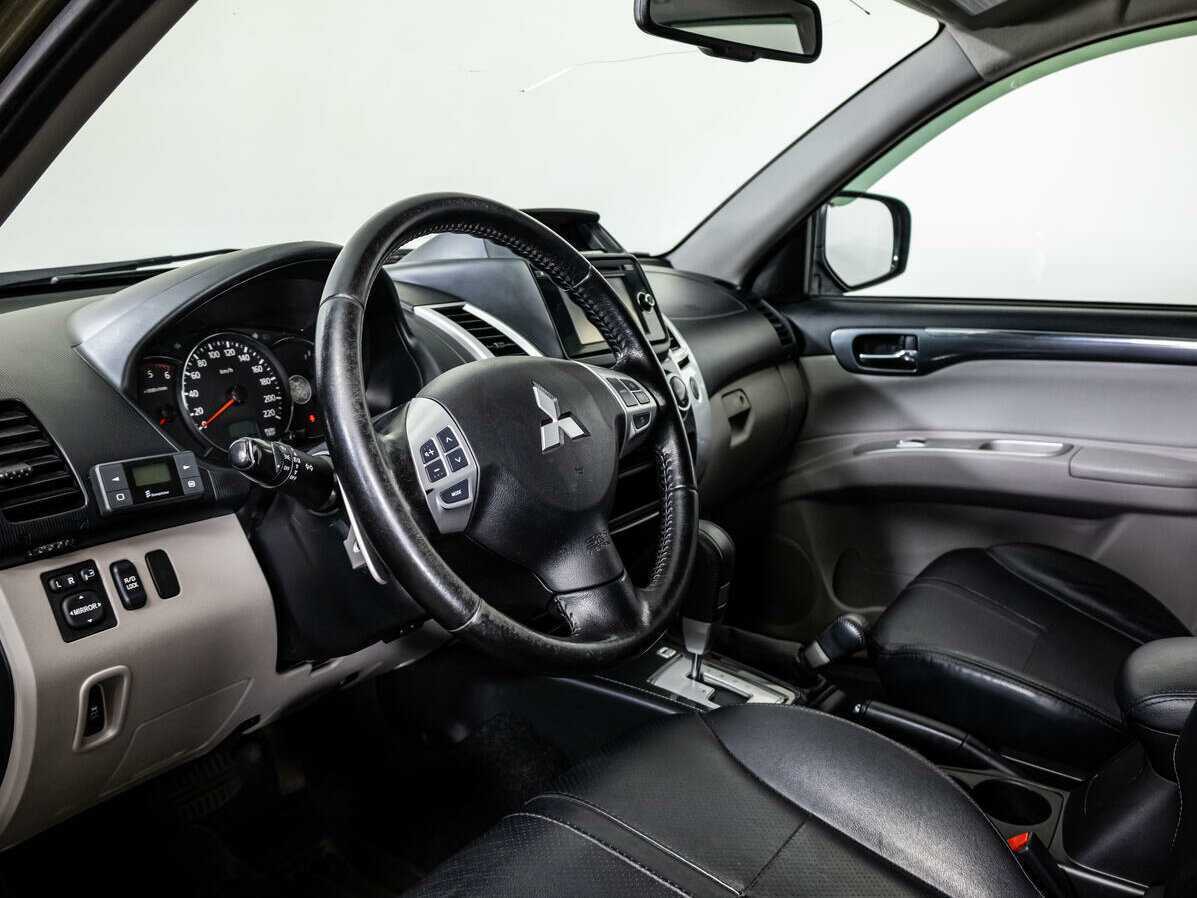 Mitsubishi Pajero Sport с пробегом — 2015 год. Фото: #10