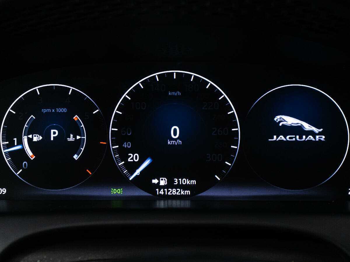 Jaguar XJ с пробегом — 2016 год. Фото: #11