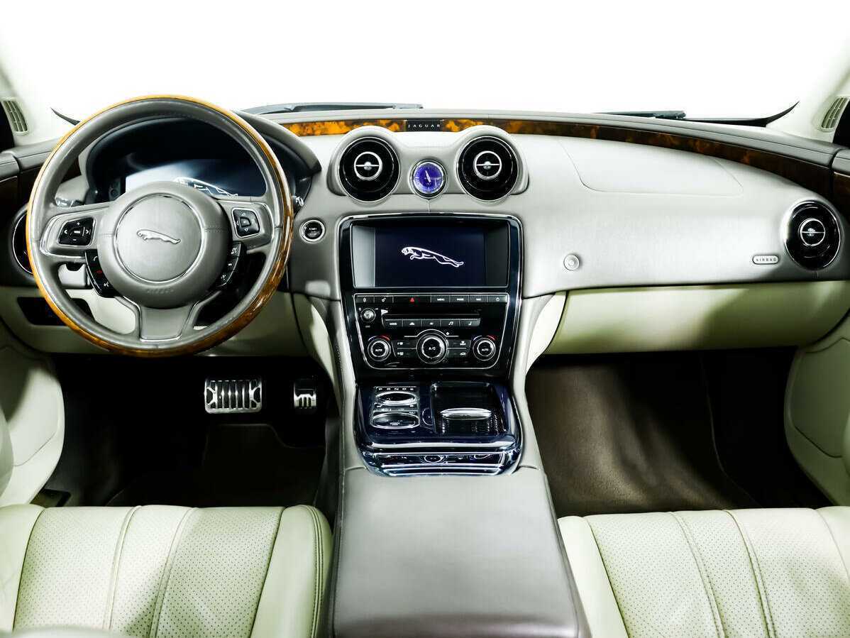 Jaguar XJ с пробегом — 2012 год. Фото: #9