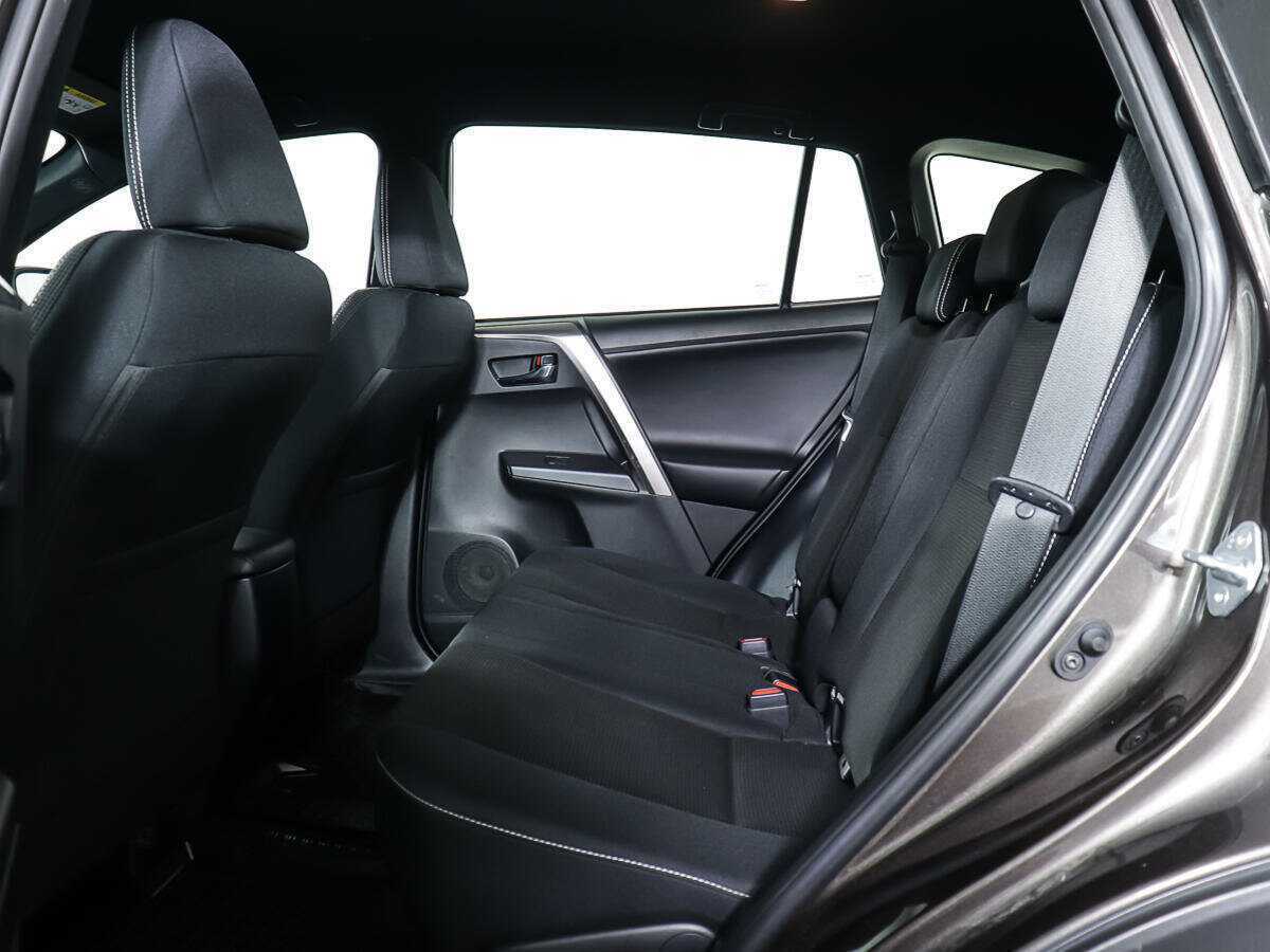 Toyota RAV4 с пробегом — 2018 год. Фото: #8