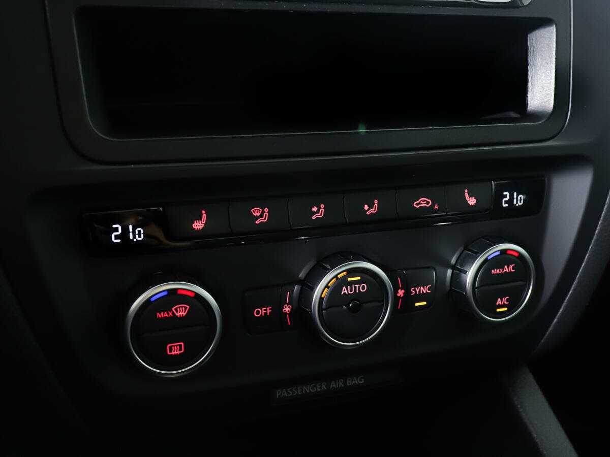 Volkswagen Jetta с пробегом — 2012 год. Фото: #12