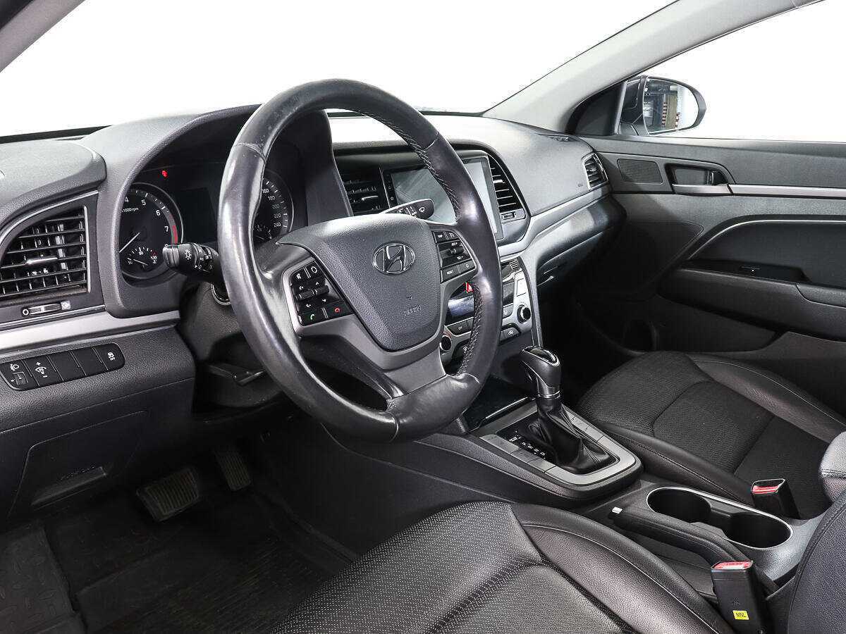 Hyundai Elantra с пробегом — 2017 год. Фото: #11