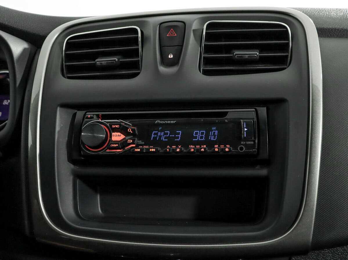 Renault Sandero с пробегом — 2016 год. Фото: #13