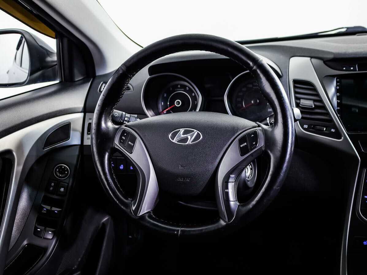 Hyundai Elantra с пробегом — 2015 год. Фото: #9