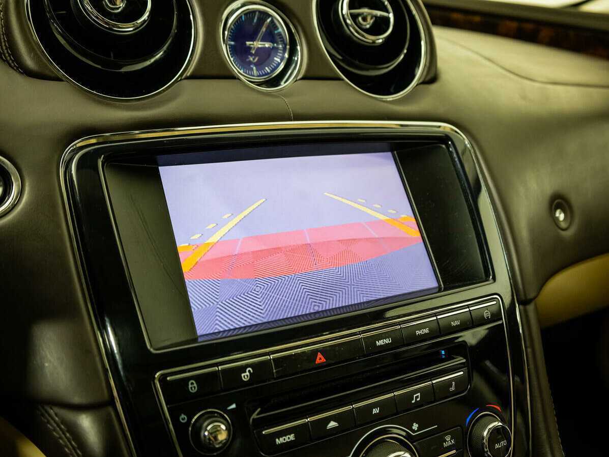 Jaguar XJ с пробегом — 2013 год. Фото: #16