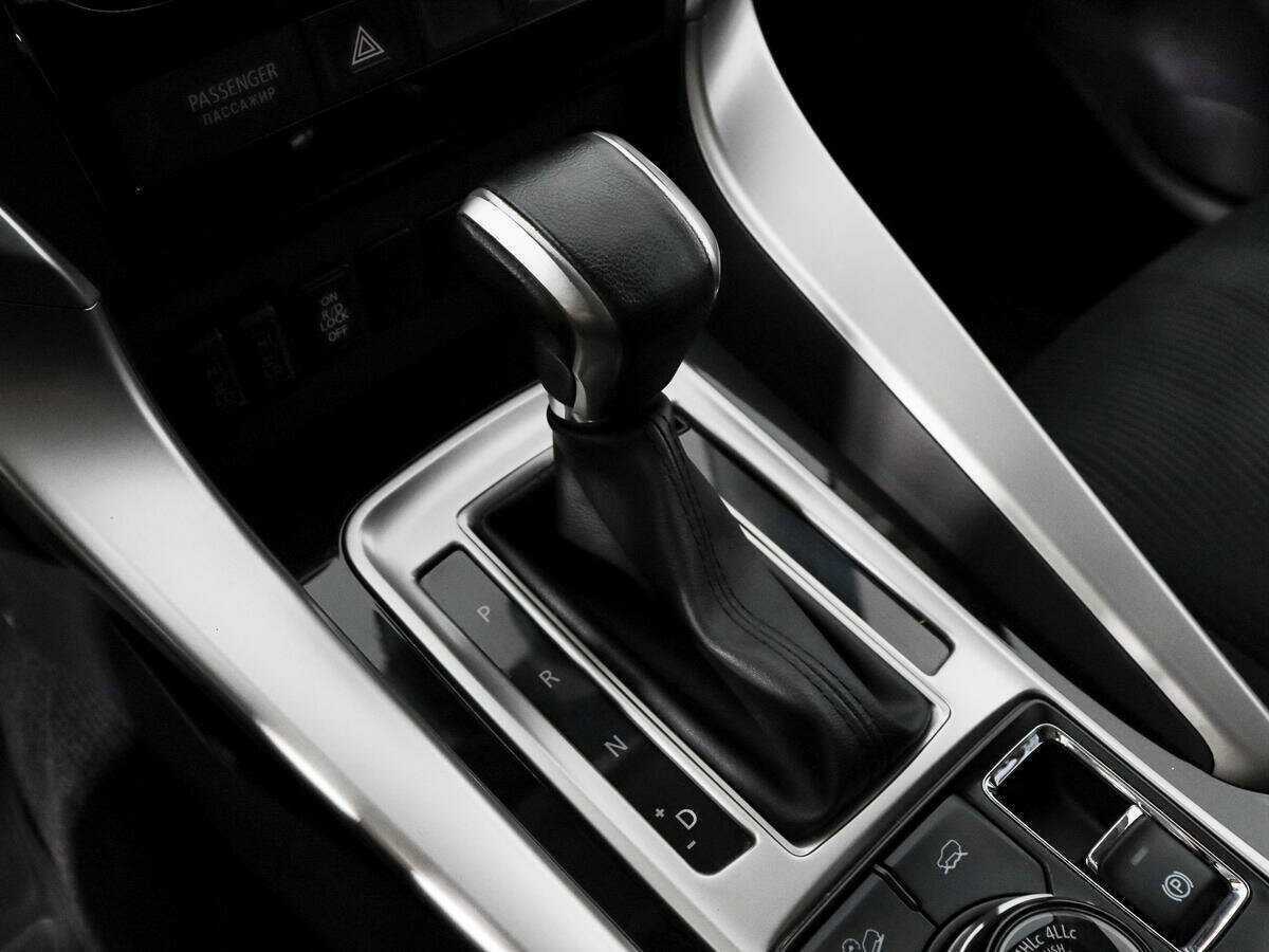 Mitsubishi Pajero Sport с пробегом — 2017 год. Фото: #9