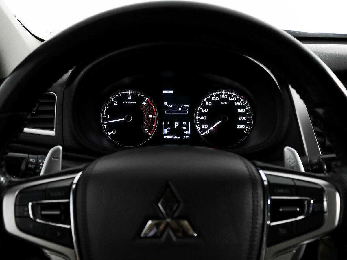 Mitsubishi Pajero Sport с пробегом — 2017 год. Фото: #18