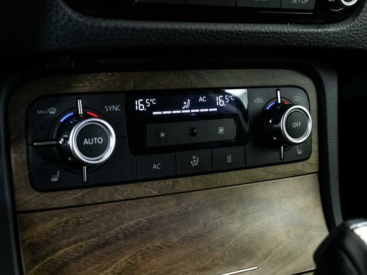 Volkswagen Touareg с пробегом — 2012 год. Фото: #12