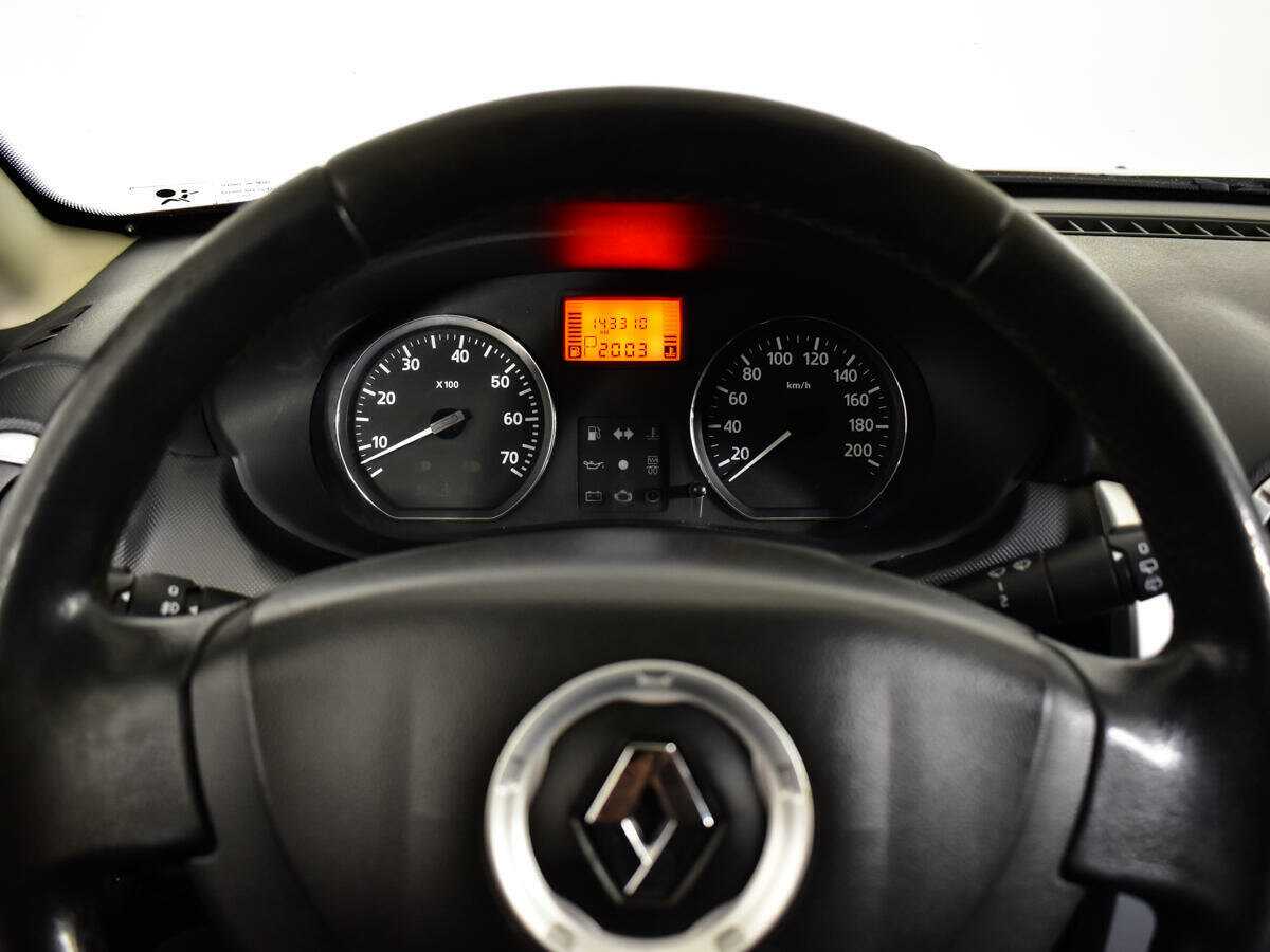 Renault Sandero с пробегом — 2012 год. Фото: #10