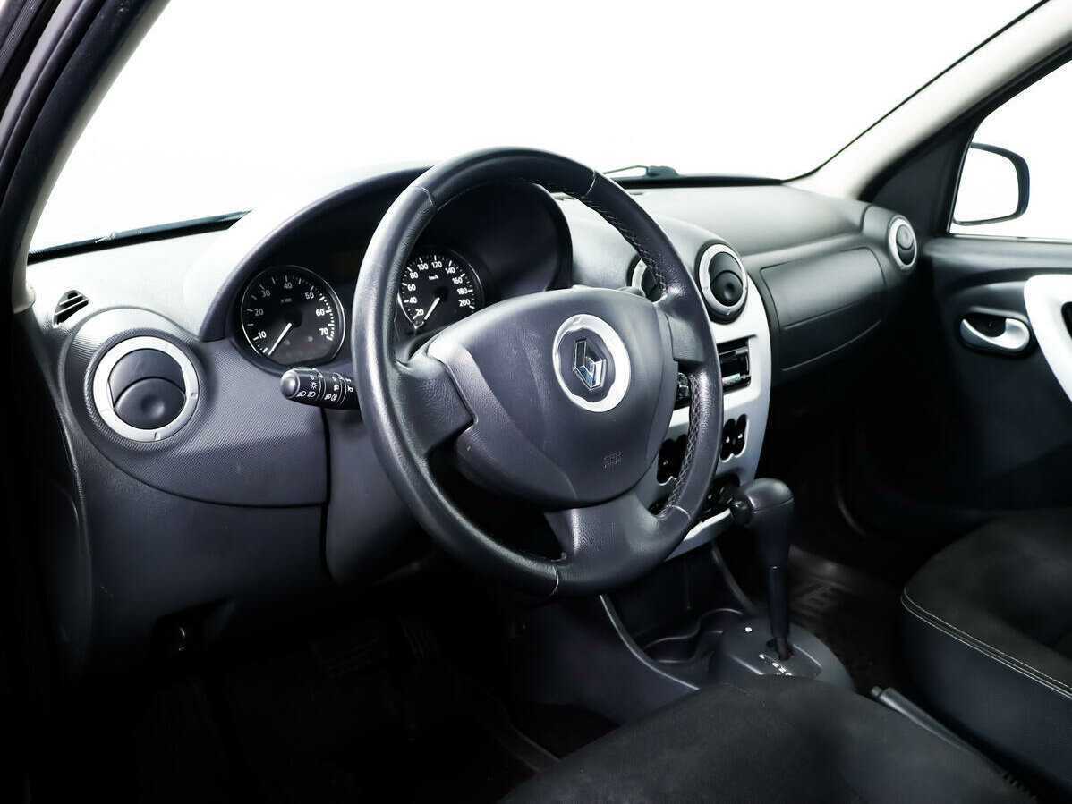 Renault Sandero с пробегом — 2013 год. Фото: #12