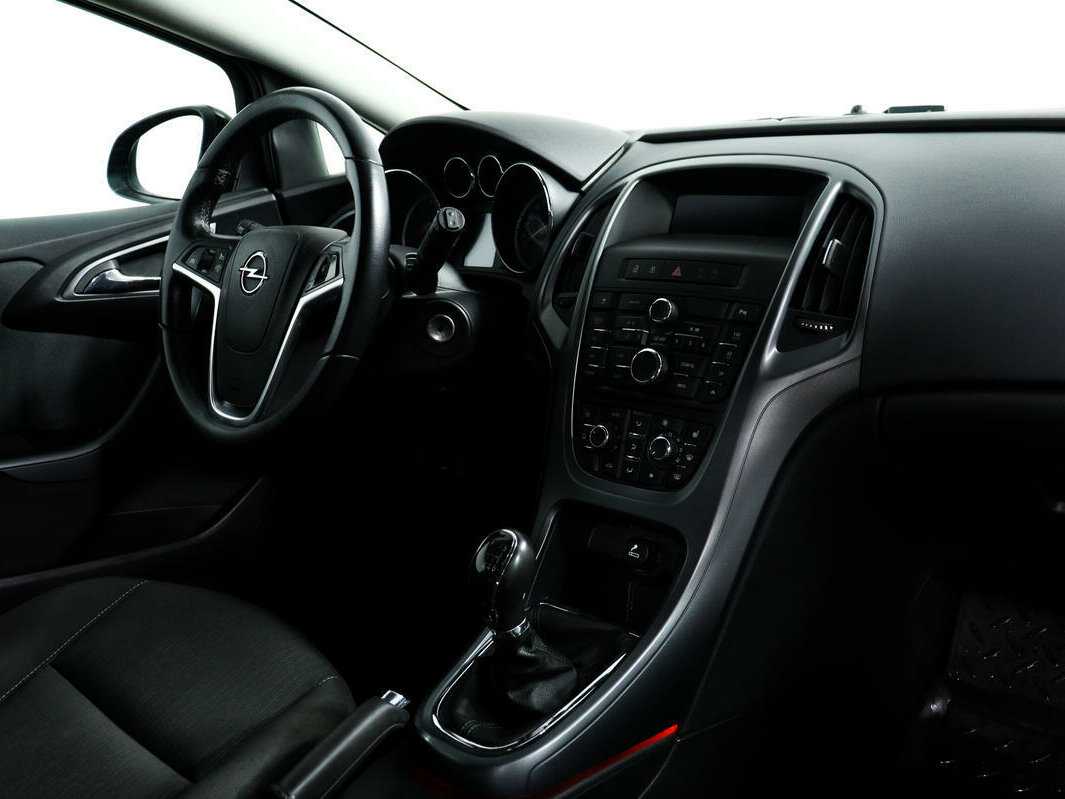 Opel Astra с пробегом — 2012 год. Фото: #8