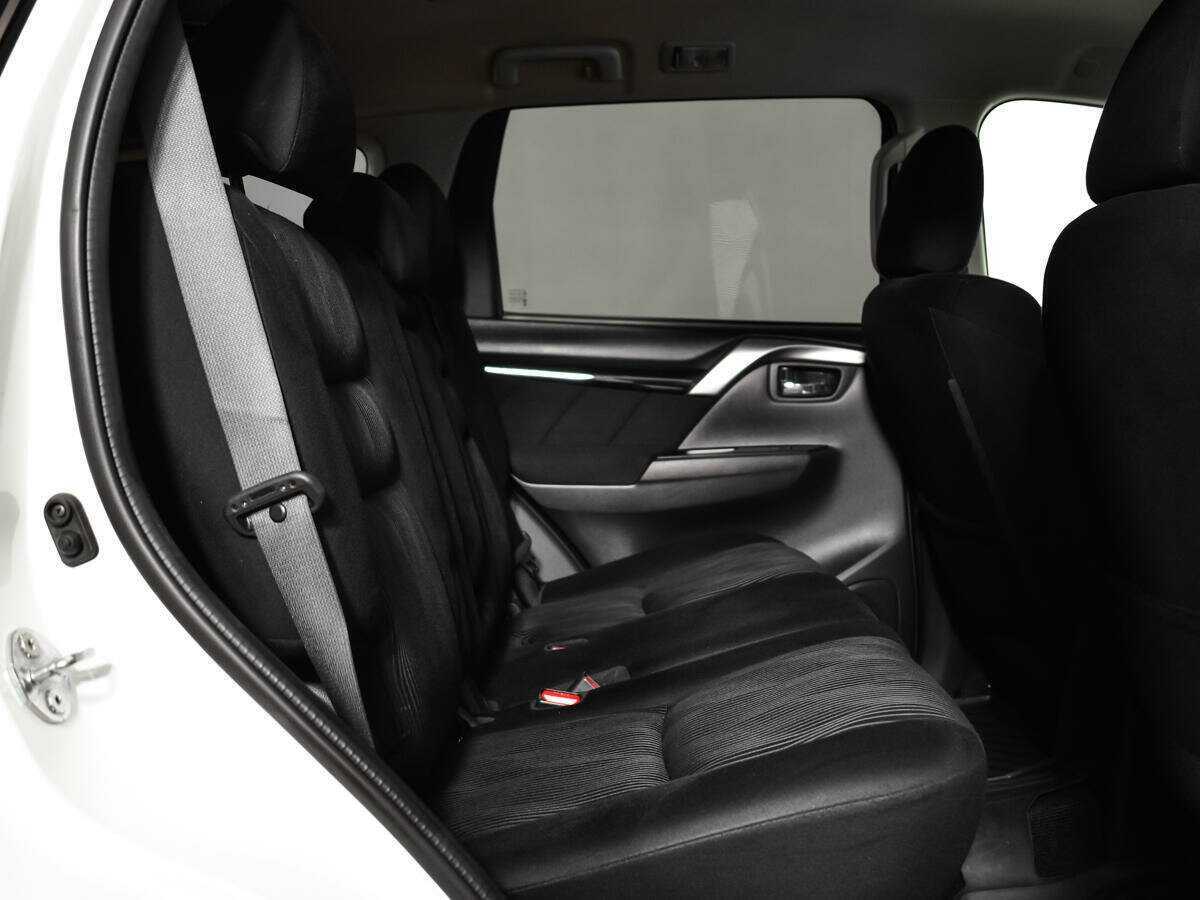 Mitsubishi Pajero Sport с пробегом — 2017 год. Фото: #9