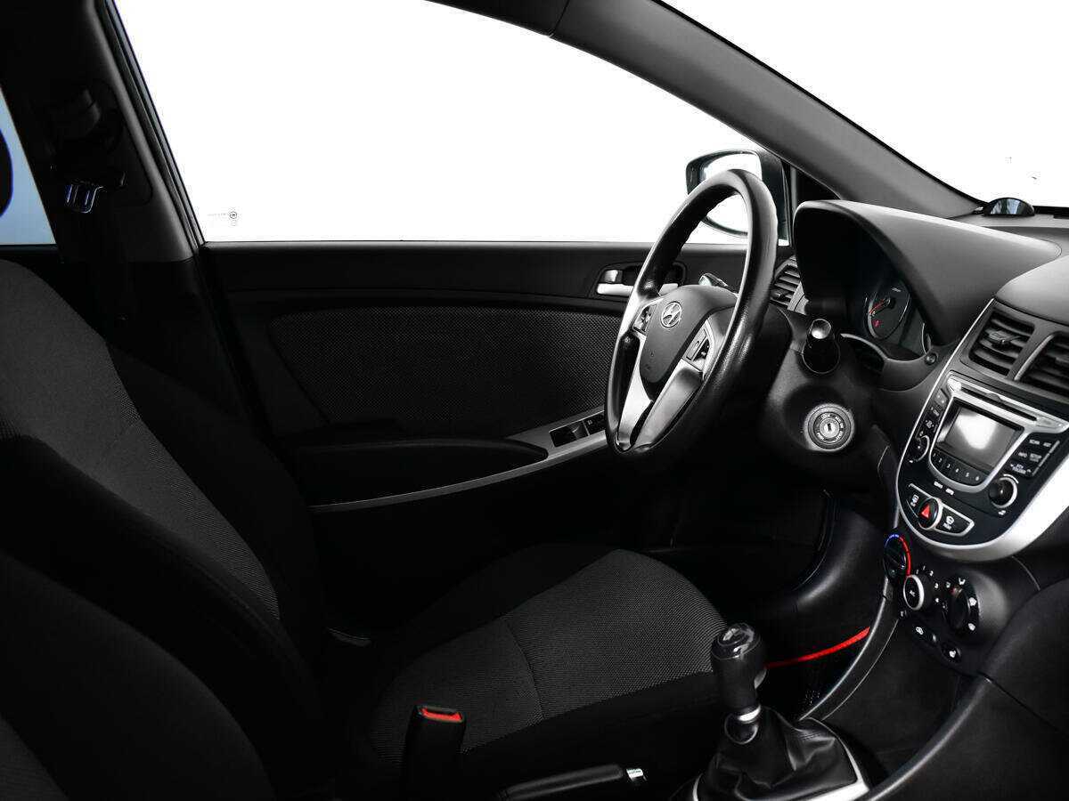 Hyundai Solaris с пробегом — 2012 год. Фото: #8