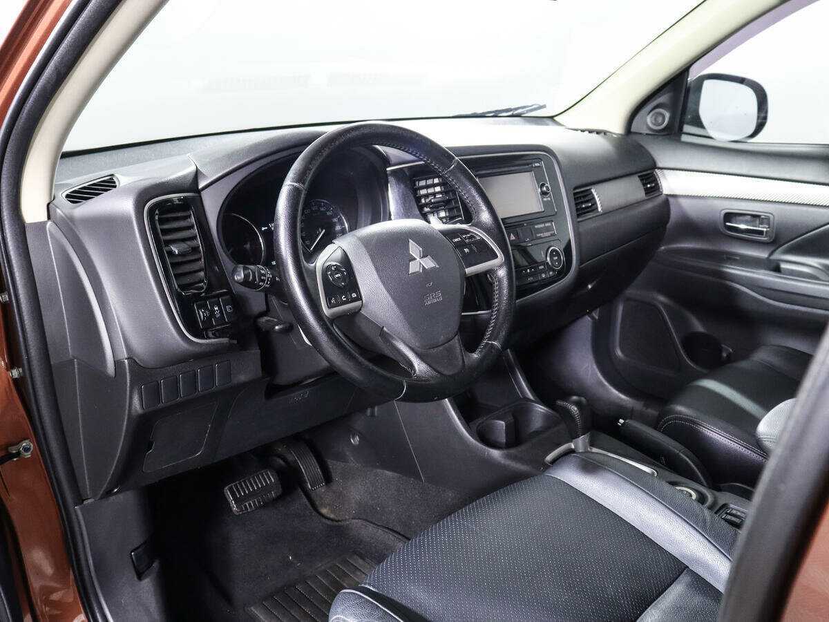 Mitsubishi Outlander с пробегом — 2012 год. Фото: #13