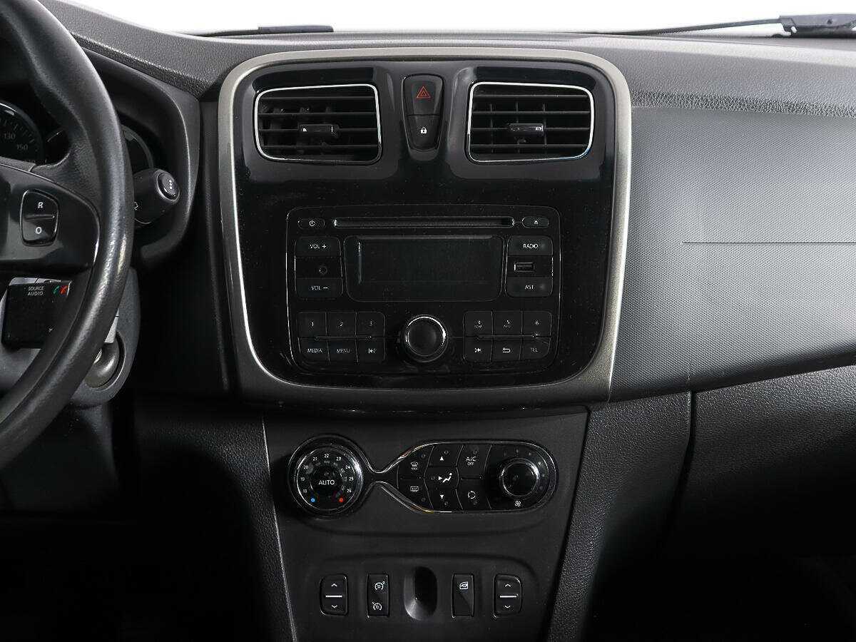 Renault Sandero с пробегом — 2016 год. Фото: #12