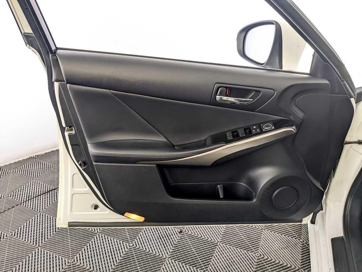 Lexus IS с пробегом — 2014 год. Фото: #14