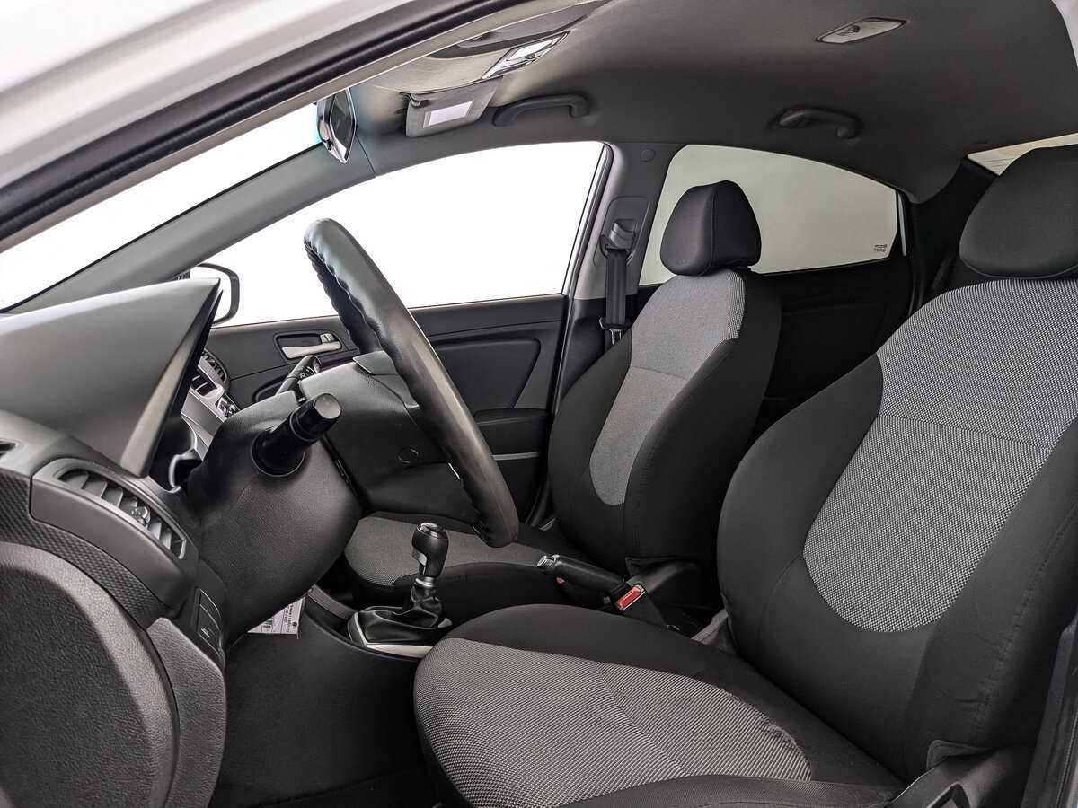 Hyundai Solaris с пробегом — 2014 год. Фото: #15