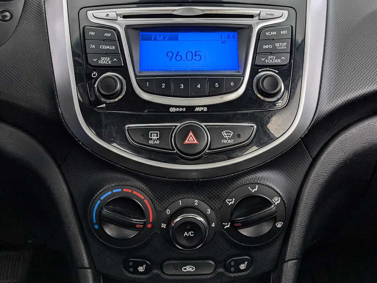 Hyundai Solaris с пробегом — 2012 год. Фото: #12