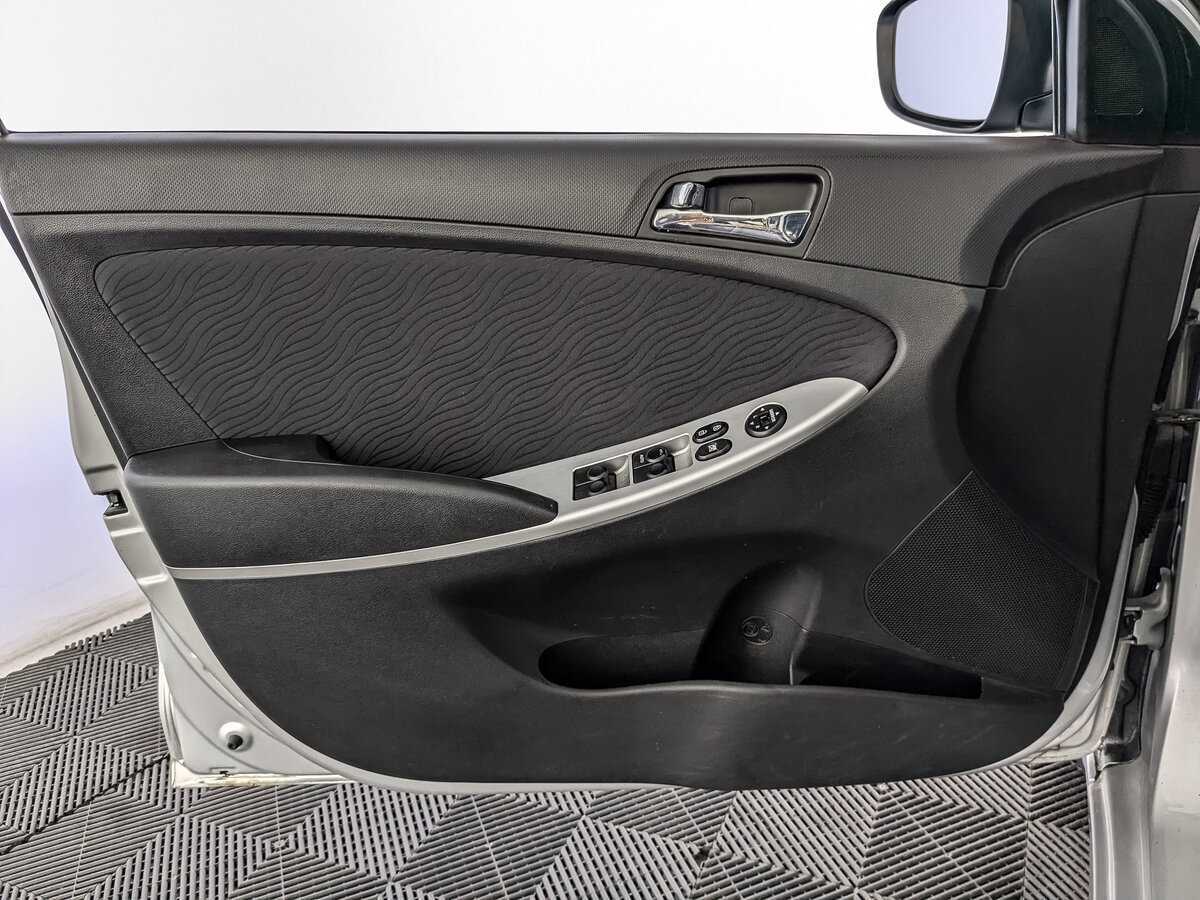 Hyundai Solaris с пробегом — 2012 год. Фото: #14