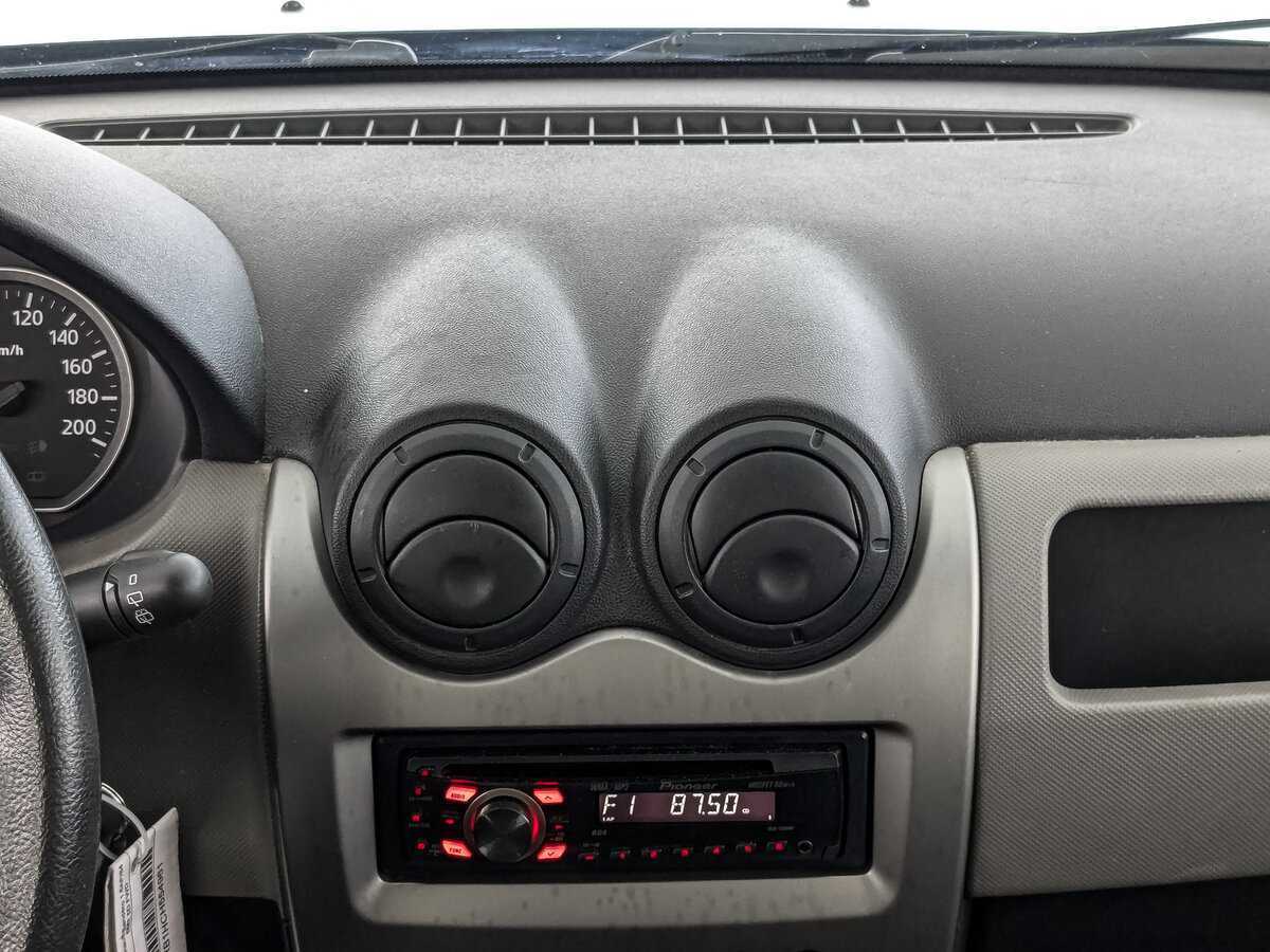 Renault Sandero с пробегом — 2012 год. Фото: #12