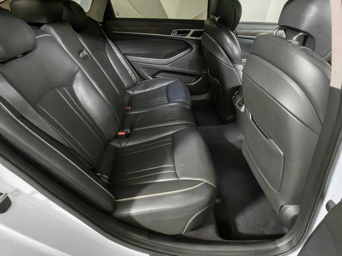 Hyundai Genesis с пробегом — 2014 год. Фото: #11