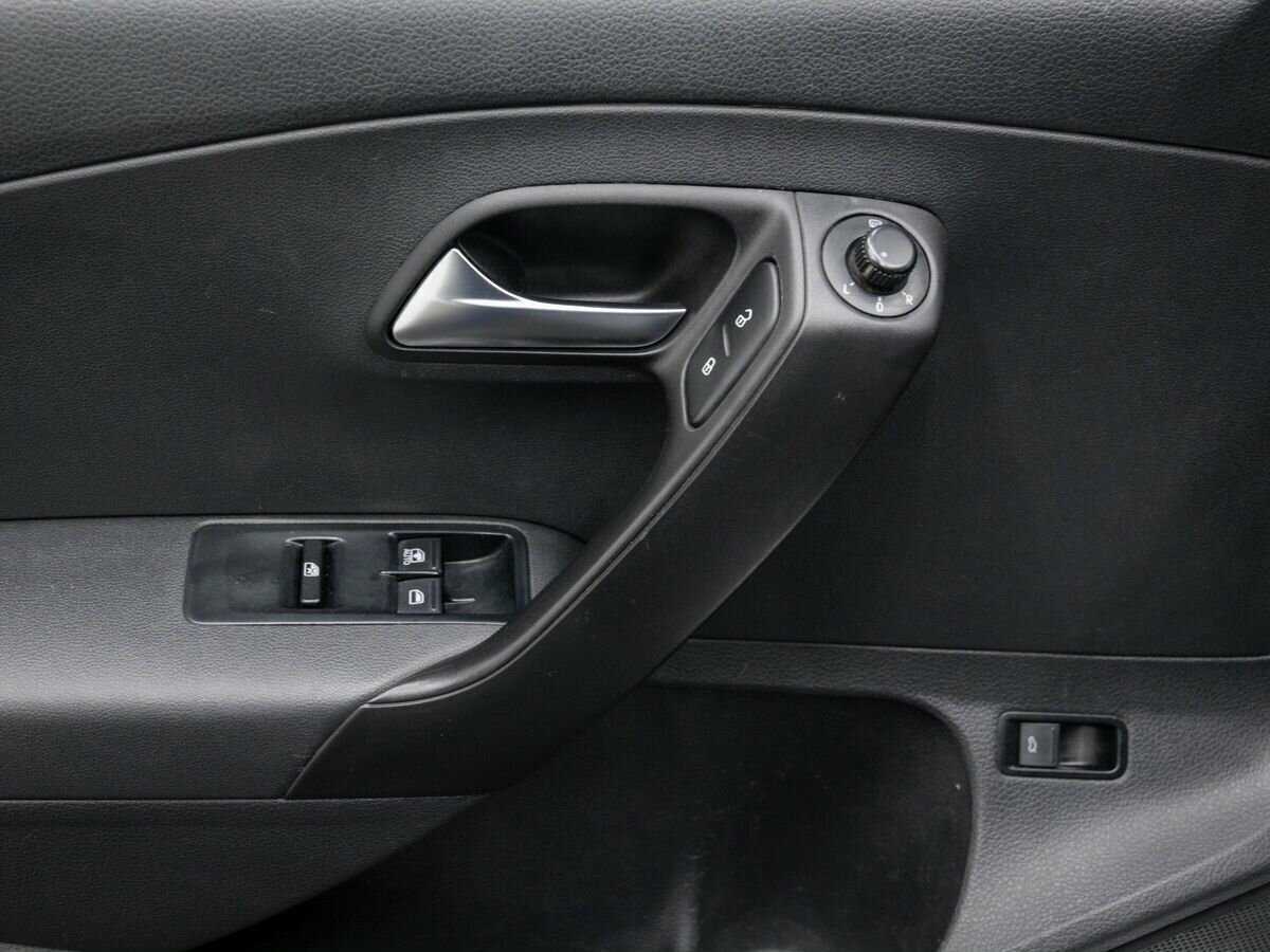 Volkswagen Polo с пробегом — 2013 год. Фото: #12