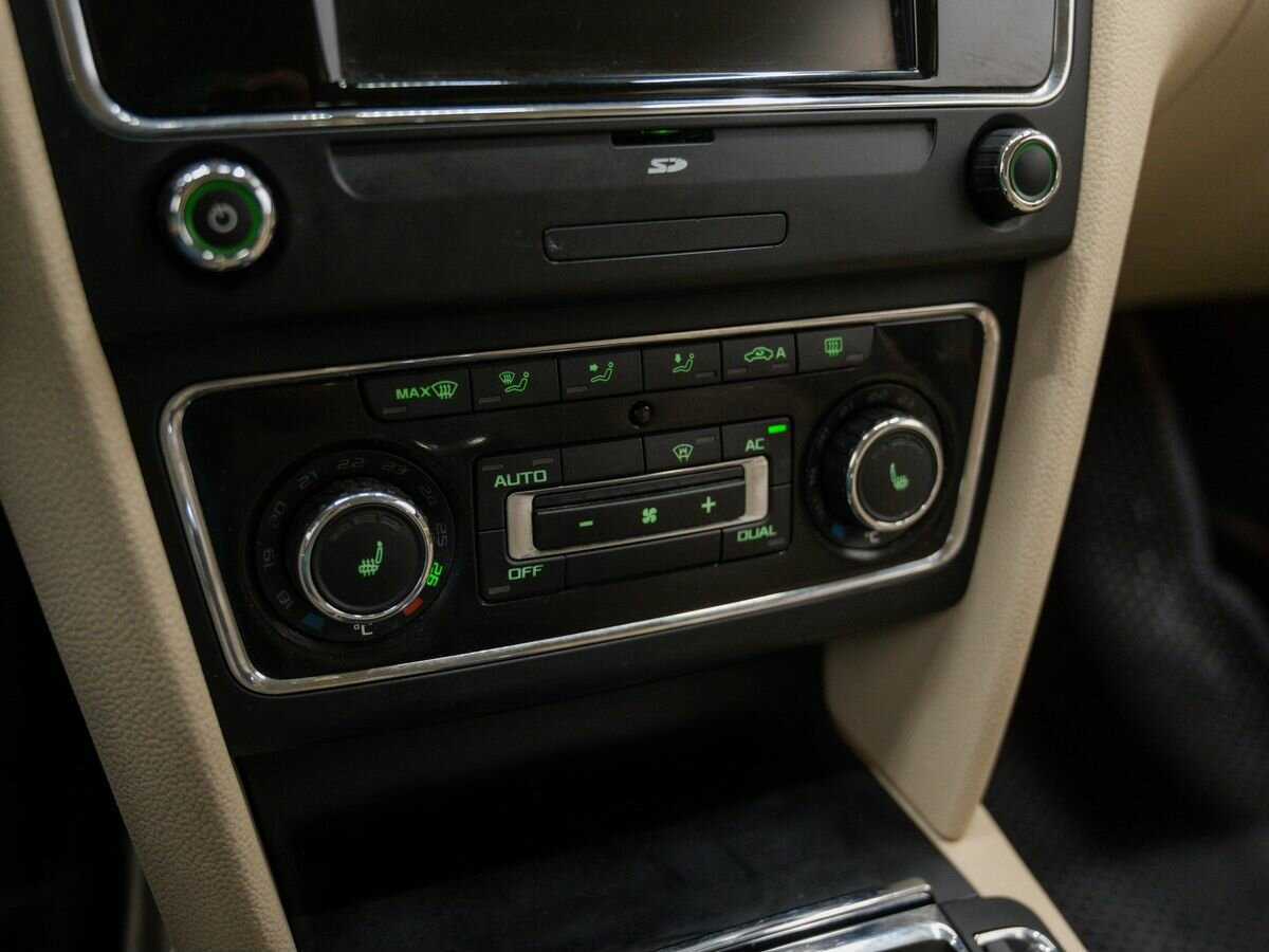 Skoda Superb с пробегом — 2012 год. Фото: #18