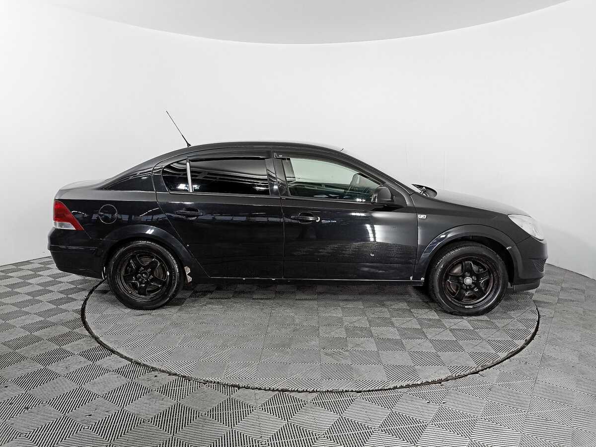 Opel Astra с пробегом — 2012 год. Фото: #3