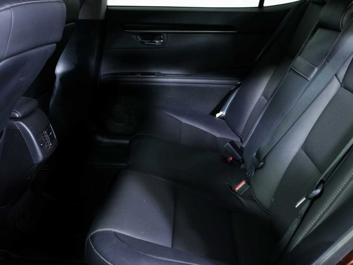 Lexus ES с пробегом — 2016 год. Фото: #9