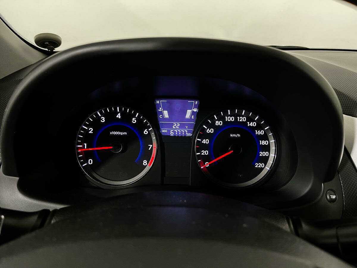 Hyundai Solaris с пробегом — 2012 год. Фото: #10