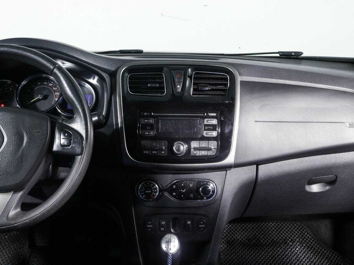 Renault Sandero с пробегом — 2015 год. Фото: #10