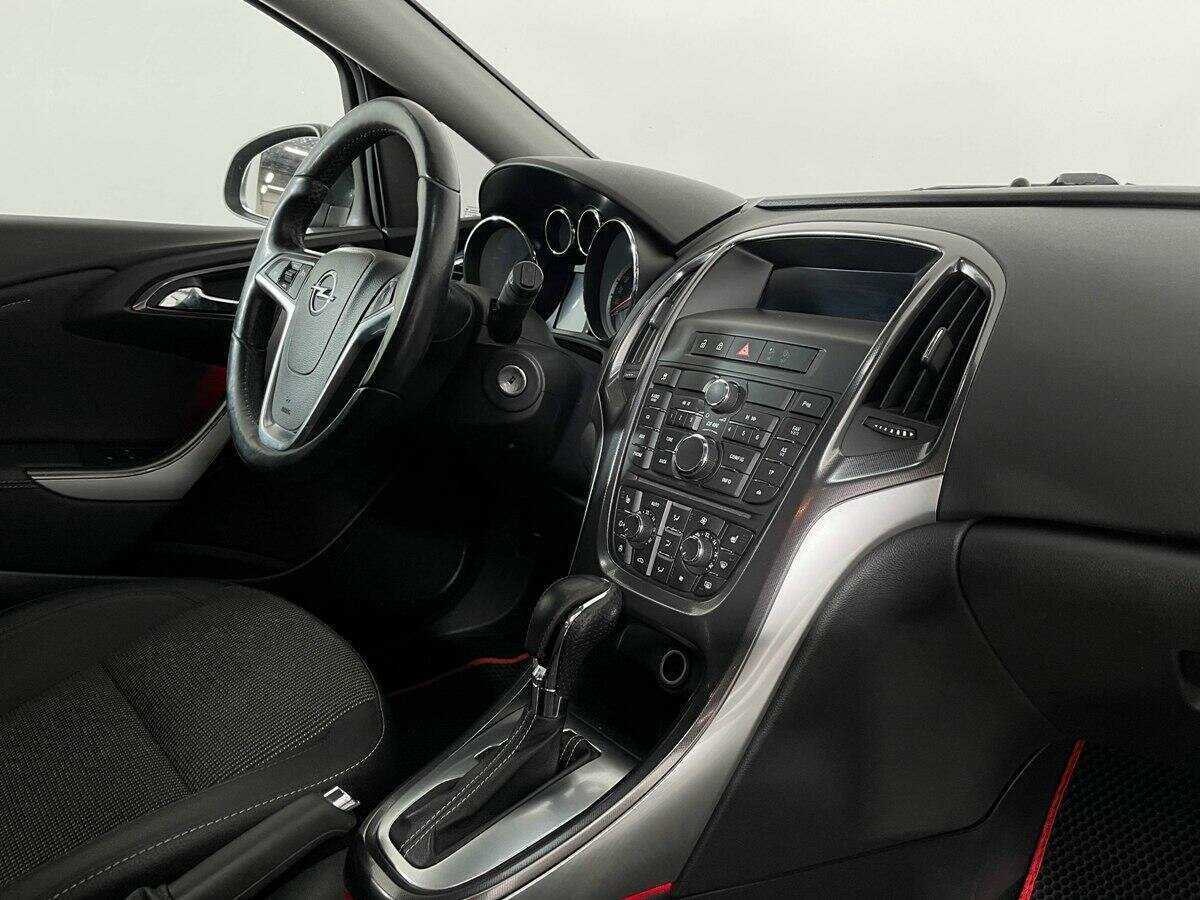 Opel Astra с пробегом — 2012 год. Фото: #8