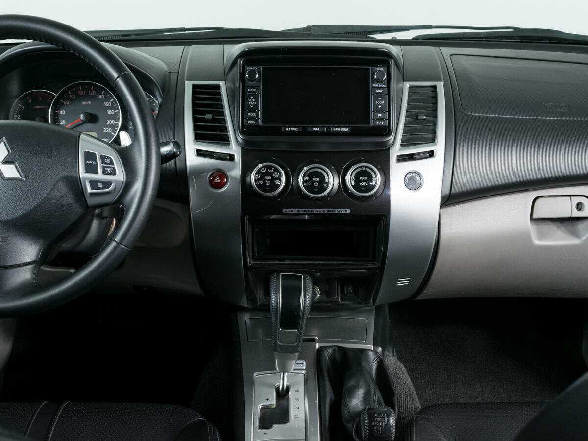 Mitsubishi Pajero Sport с пробегом — 2013 год. Фото: #10