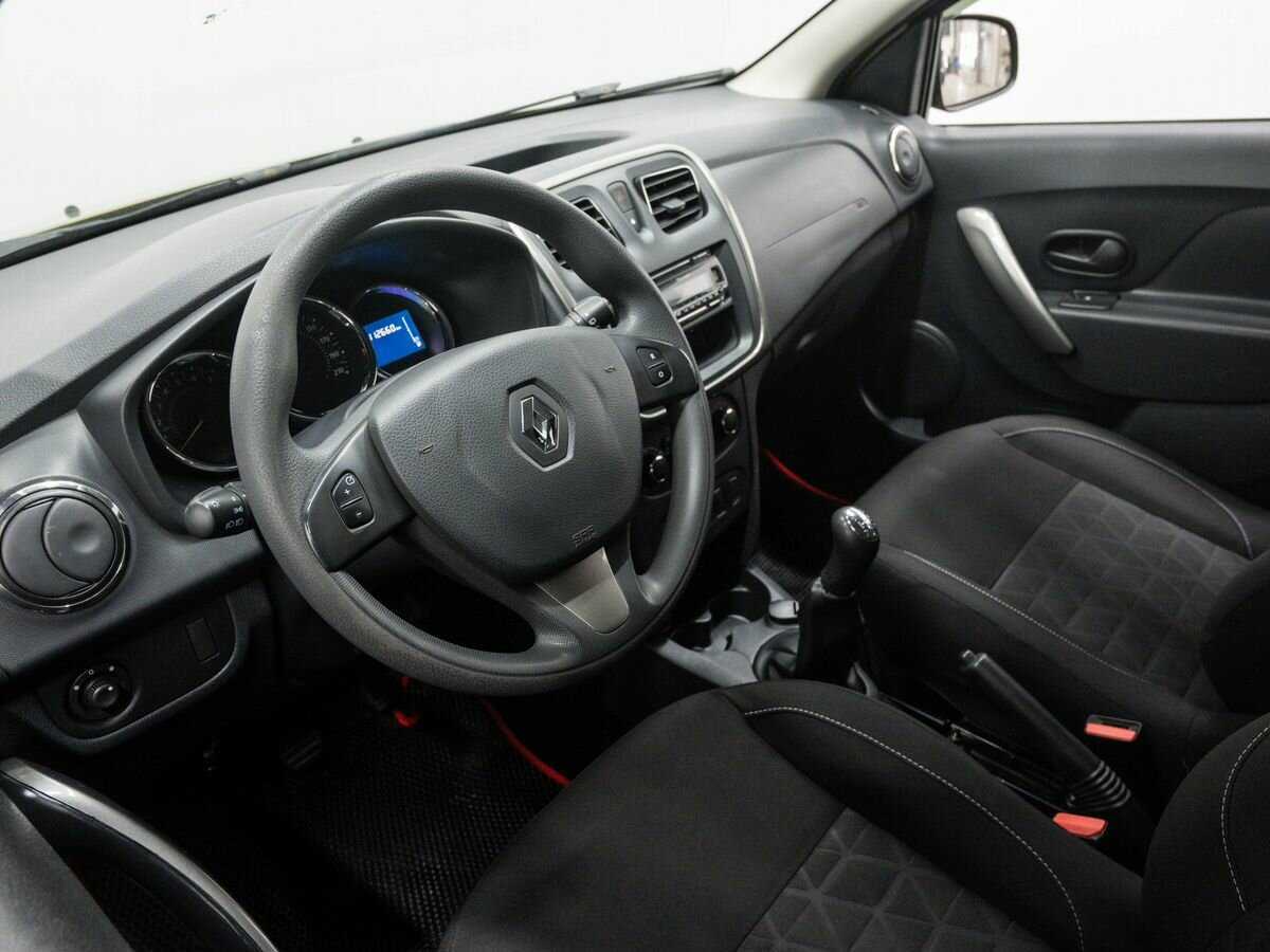 Renault Sandero с пробегом — 2017 год. Фото: #12